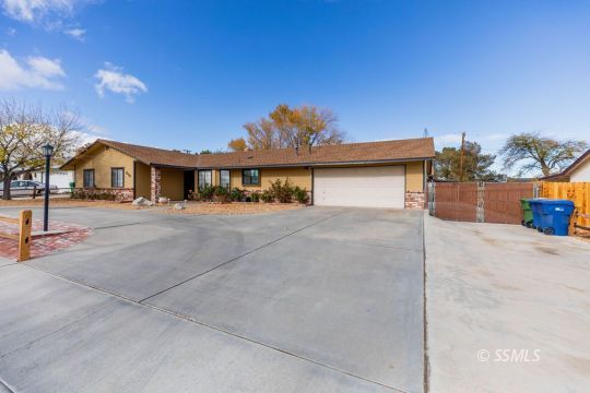 816 West Wasp Avenue Ridgecrest, CA 93555 - Photo 4 of 43 a view of a street with houses