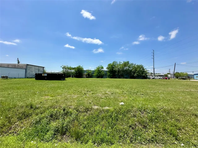 a view of an house with backyard space and entertaining space