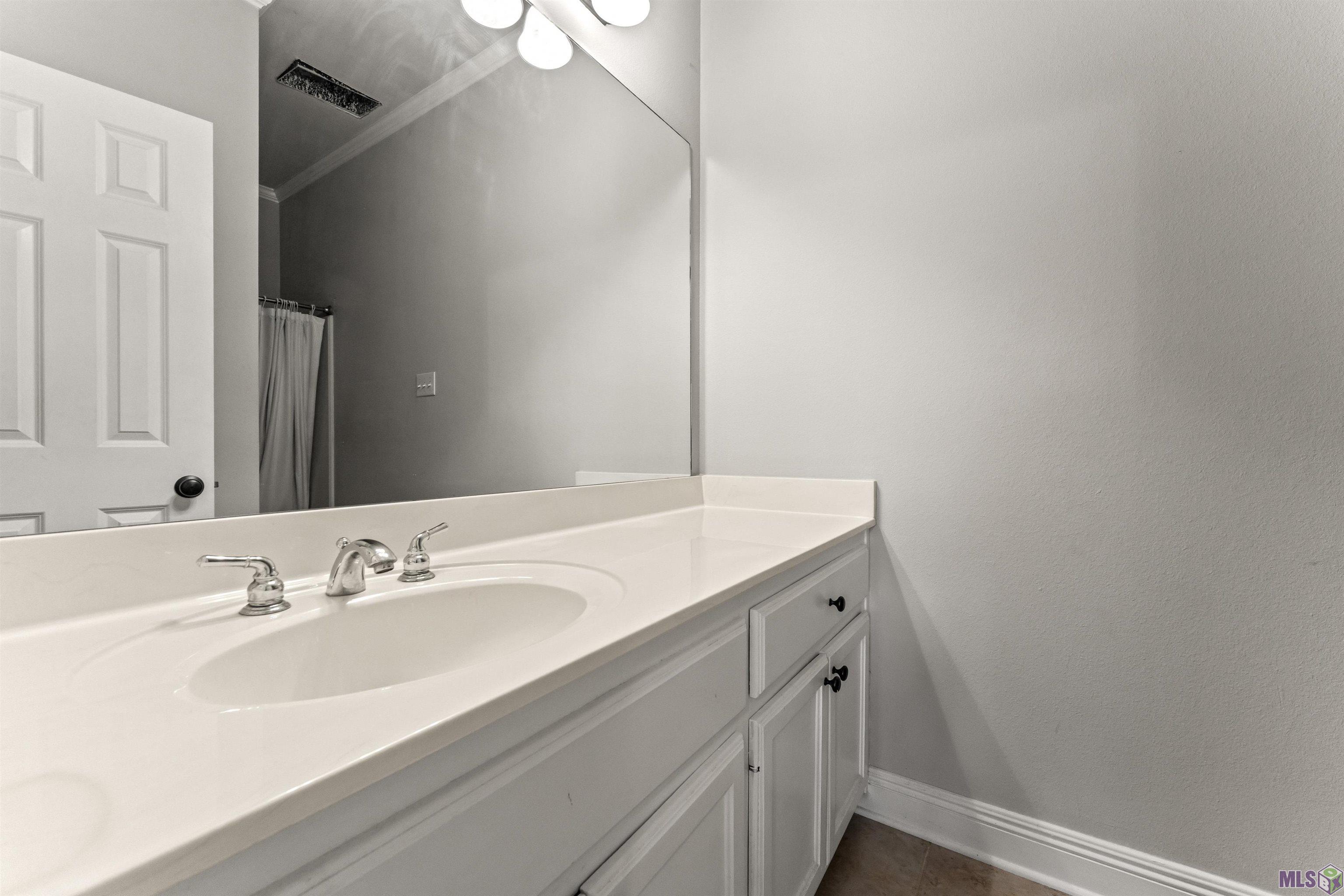 818 Meadow Bend Drive, Unit G Baton Rouge, LA 70820 - Photo 13 of 17 Primary bathroom