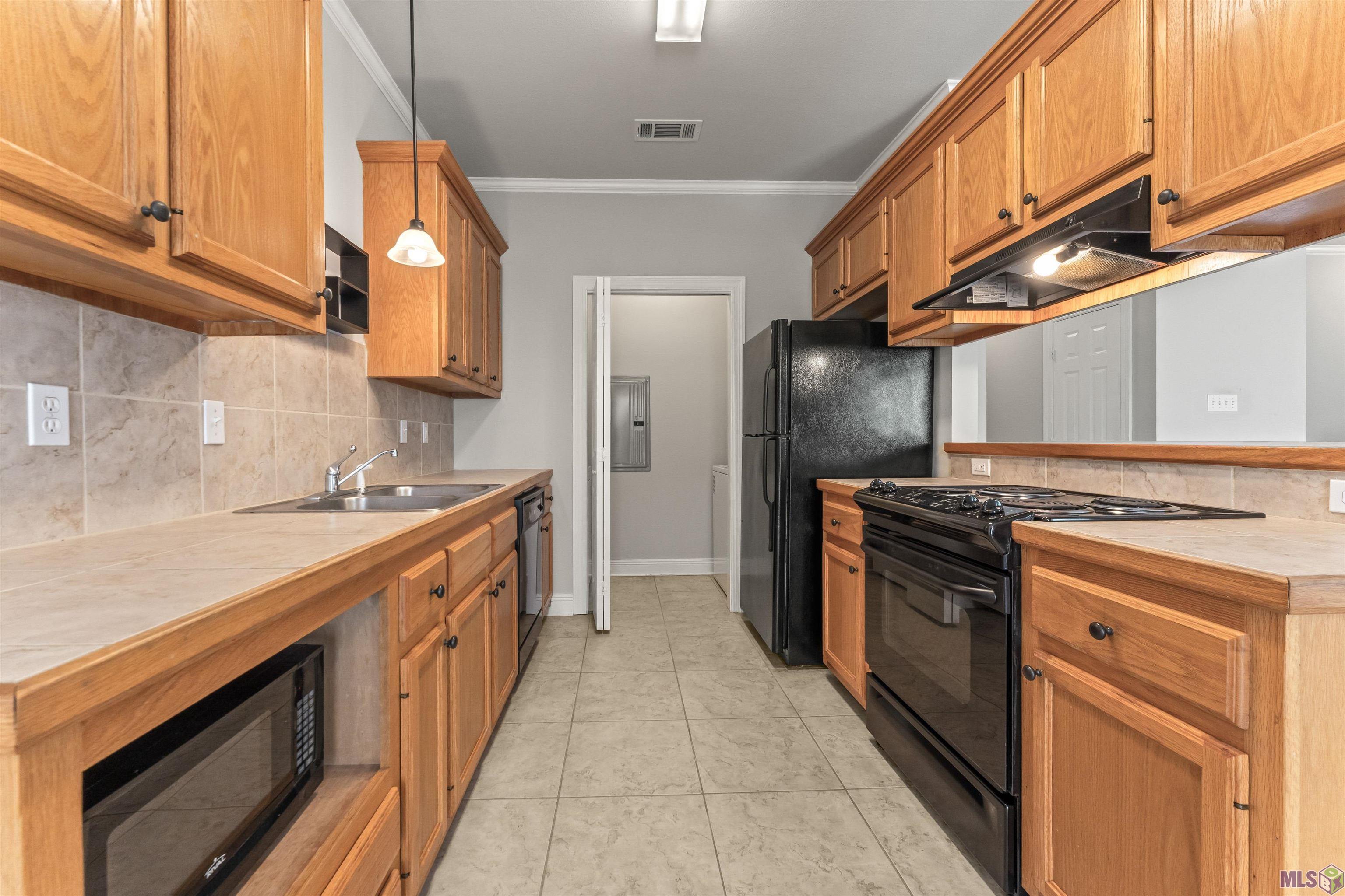 818 Meadow Bend Drive, Unit G Baton Rouge, LA 70820 - Photo 9 of 17 Kitchen with refrigerator to remain