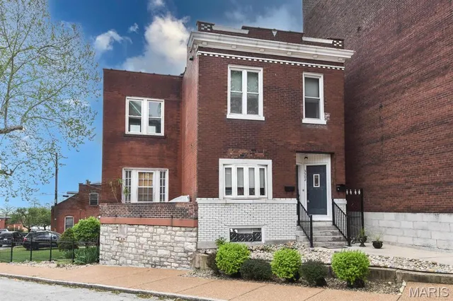 $1,350 | 3302 South 9th Street, Unit A, St. Louis, MO 63118