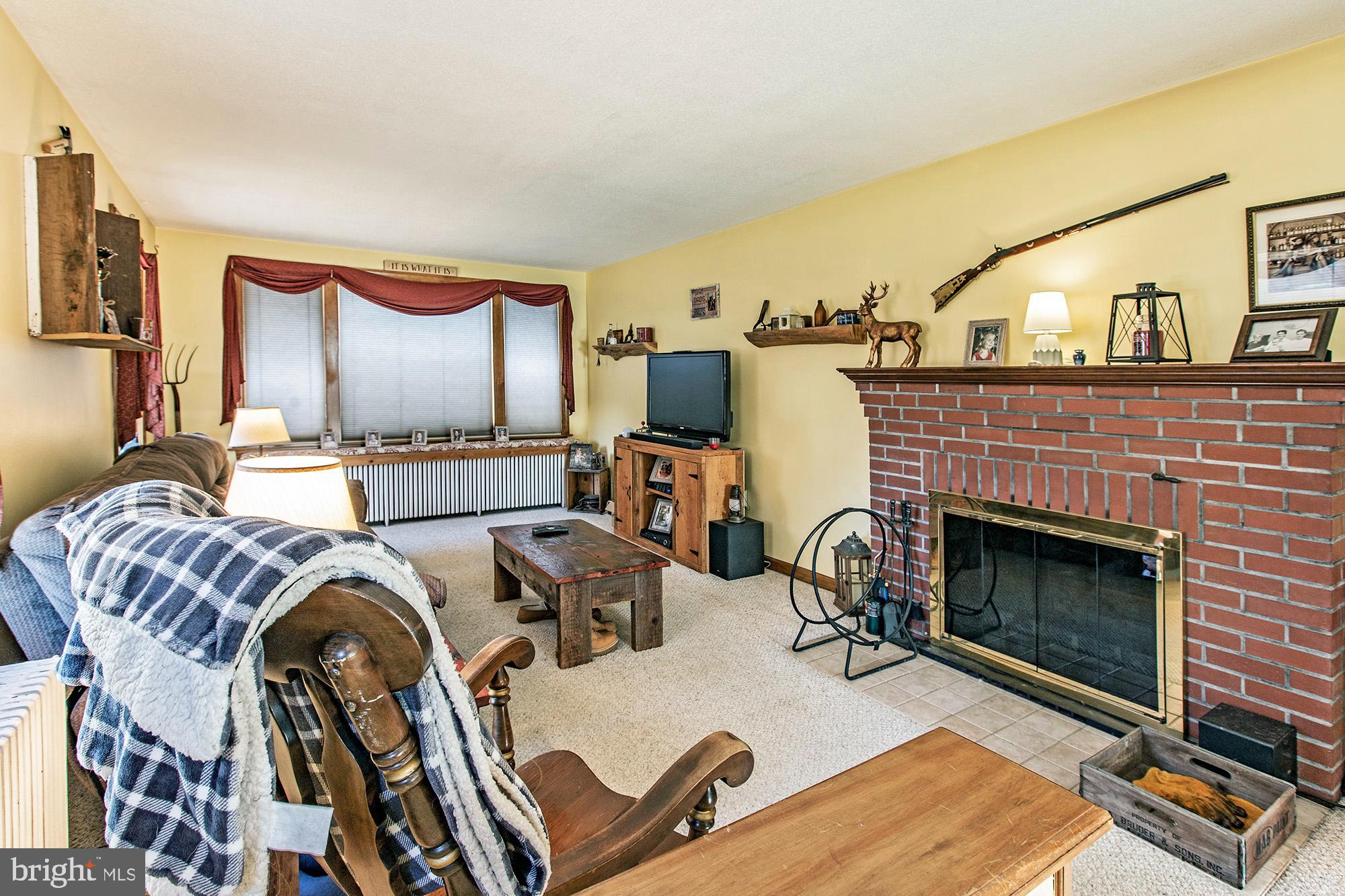 609 Hawks Bridge Road Carneys Point, NJ 08069 - Photo 6 of 31 living room