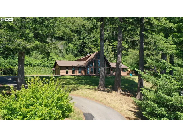 a view of a house with a backyard