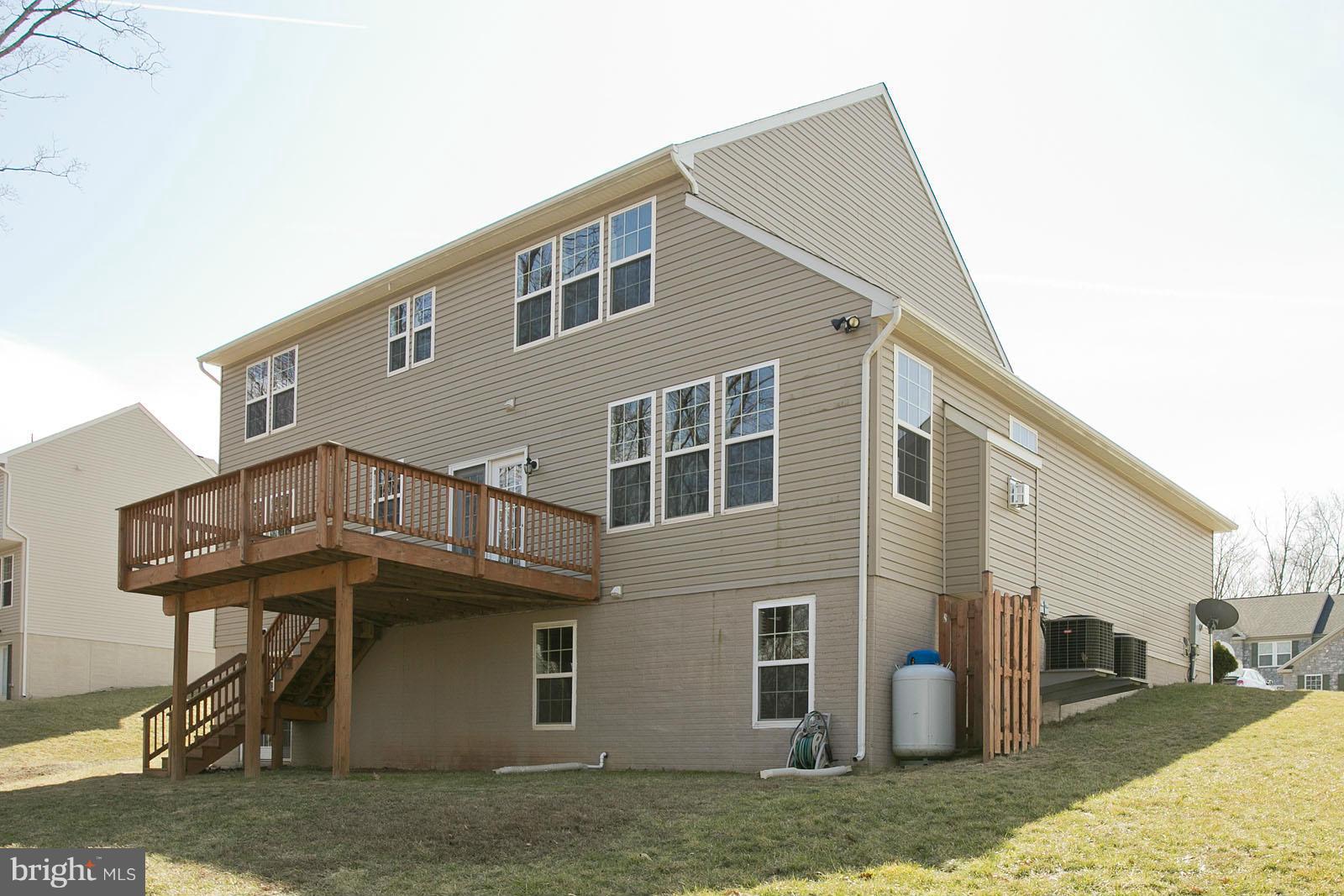 LARGE DECK 18X14 WITH STAIRWAY TO YARD