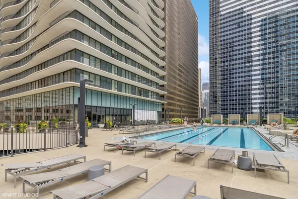 $1,395,000 | 225 North Columbus Drive, Unit 6705, Chicago, IL 60601