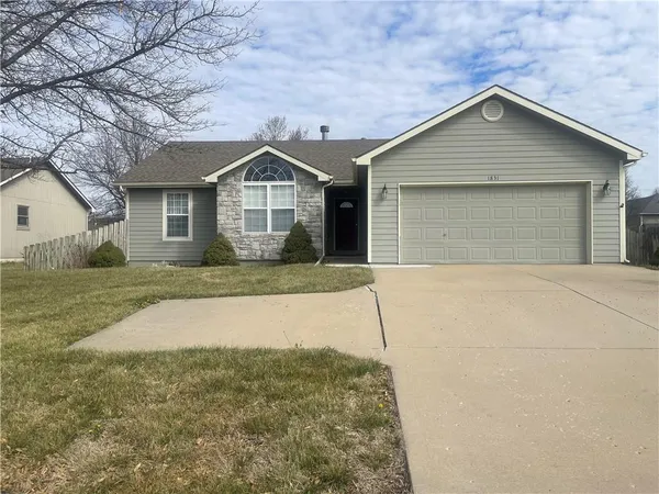 $350,000 | 1831 East 4th Street, Tonganoxie, KS 66086