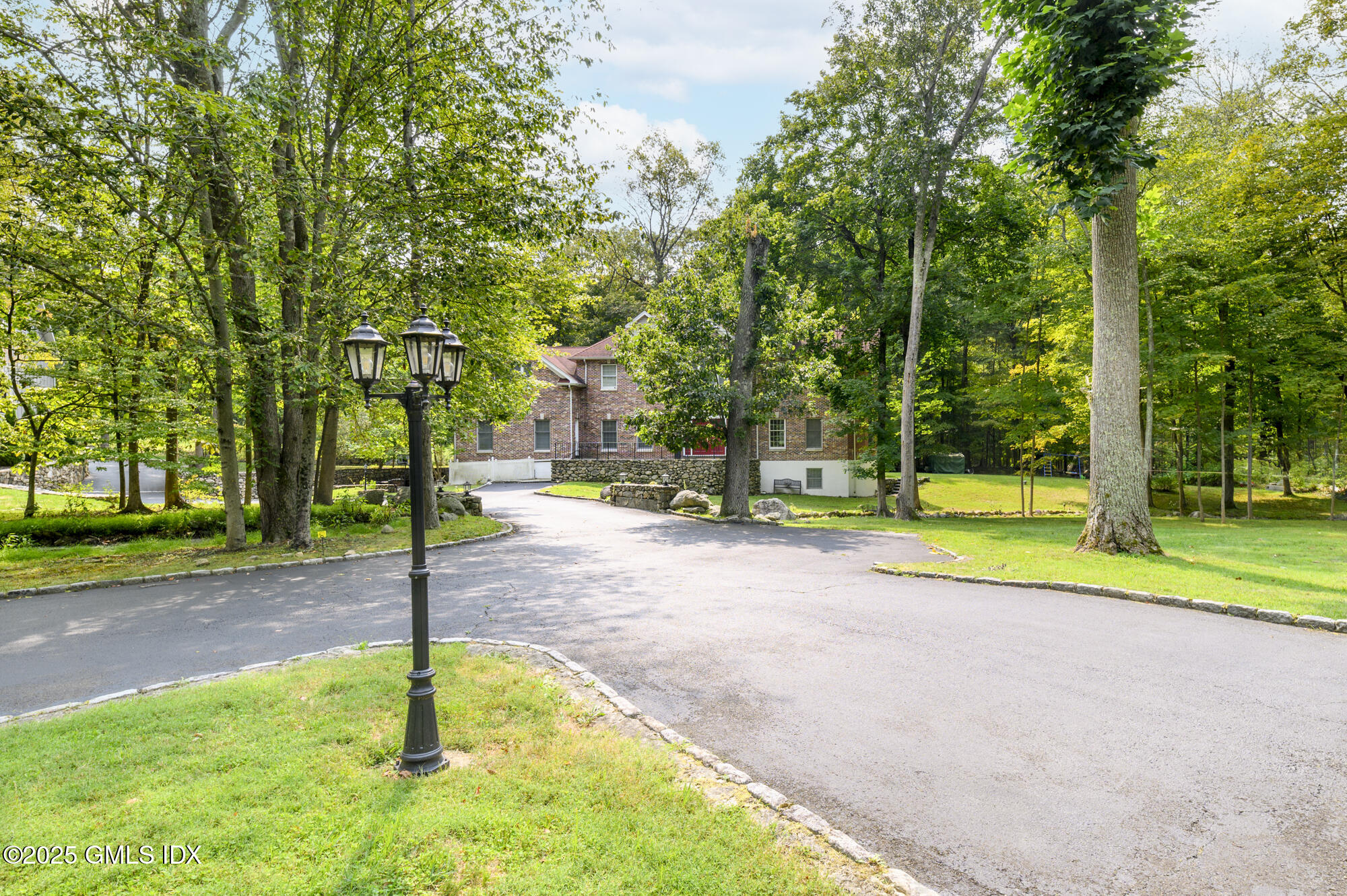 185 Interlaken Road Stamford, CT 06903 - Photo 3 of 40 185INT-2