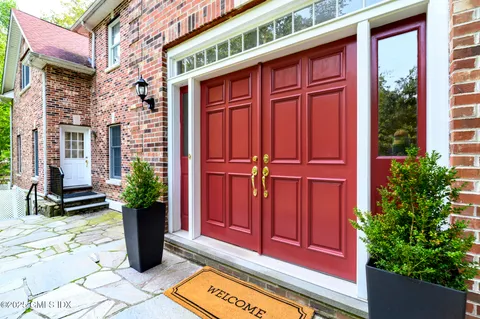 $1,488,000 | 185 Interlaken Road, Stamford, CT 06903