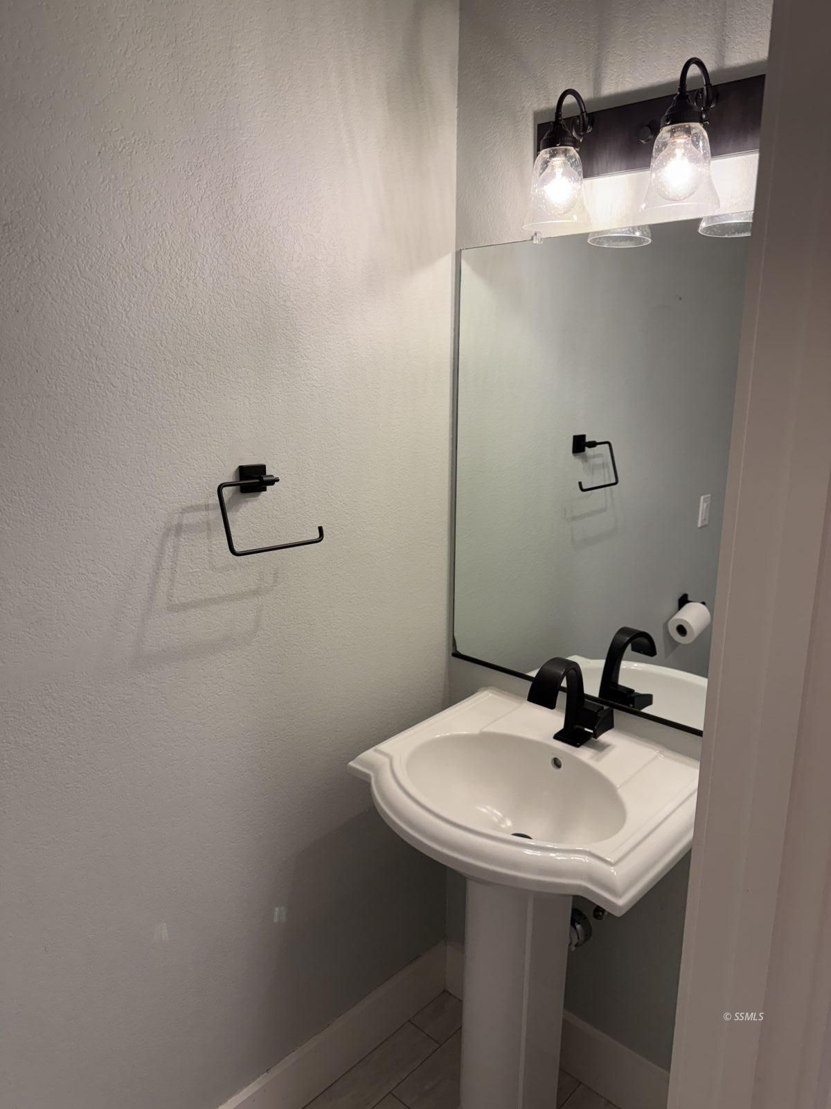 413 Laurkris Court Ridgecrest, CA 93555 - Photo 38 of 48 a bathroom with a sink and mirror