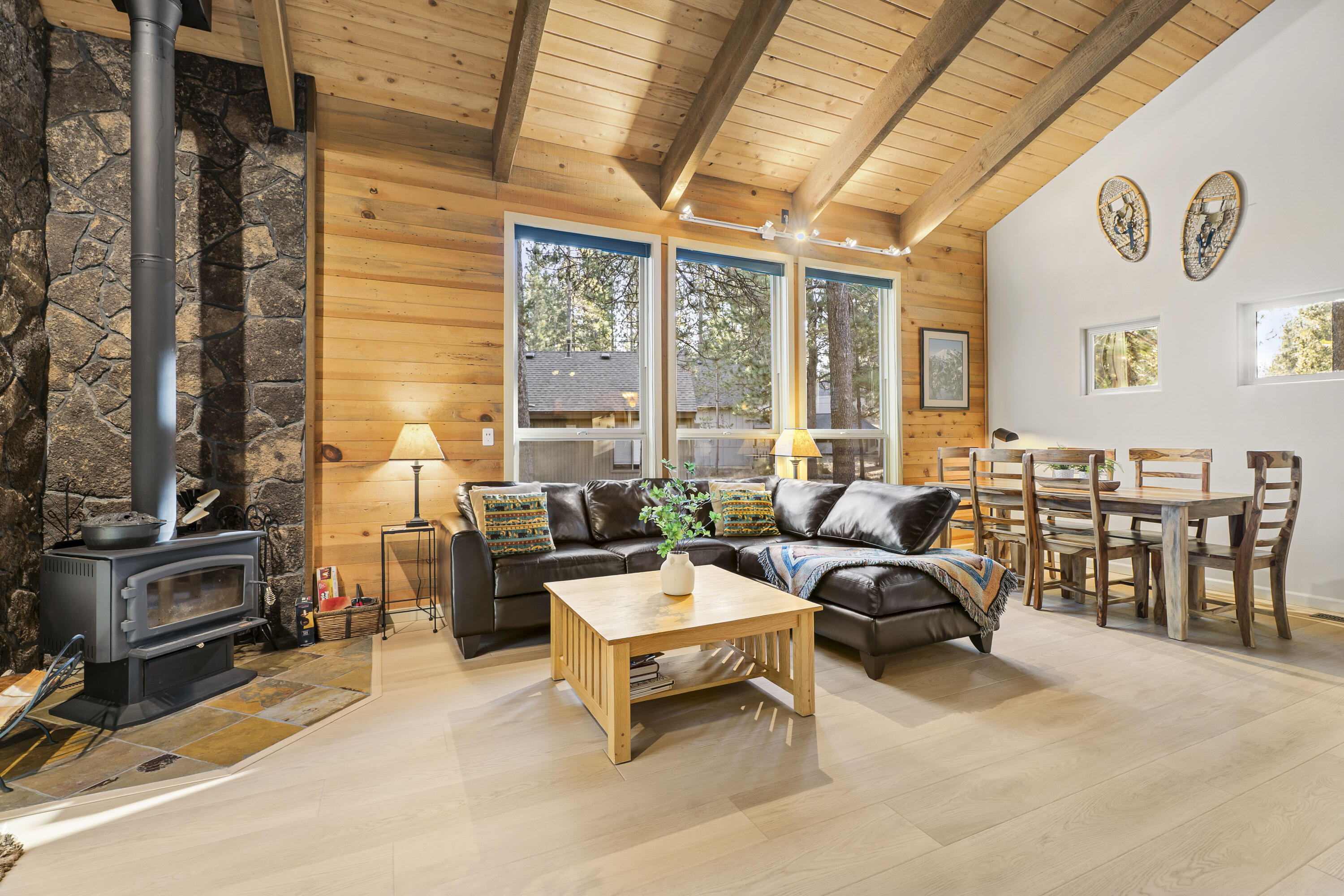 57532 Tamarack Lane, Unit 10 Sunriver, OR 97707 - Photo 2 of 21 Great Room