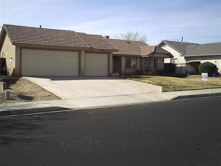 14519 Ponderosa Ranch Road Victorville, CA 92392 - Photo 1 of 1 a front view of a house with a yard