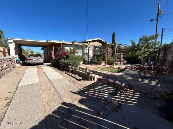 a view of a backyard with a house