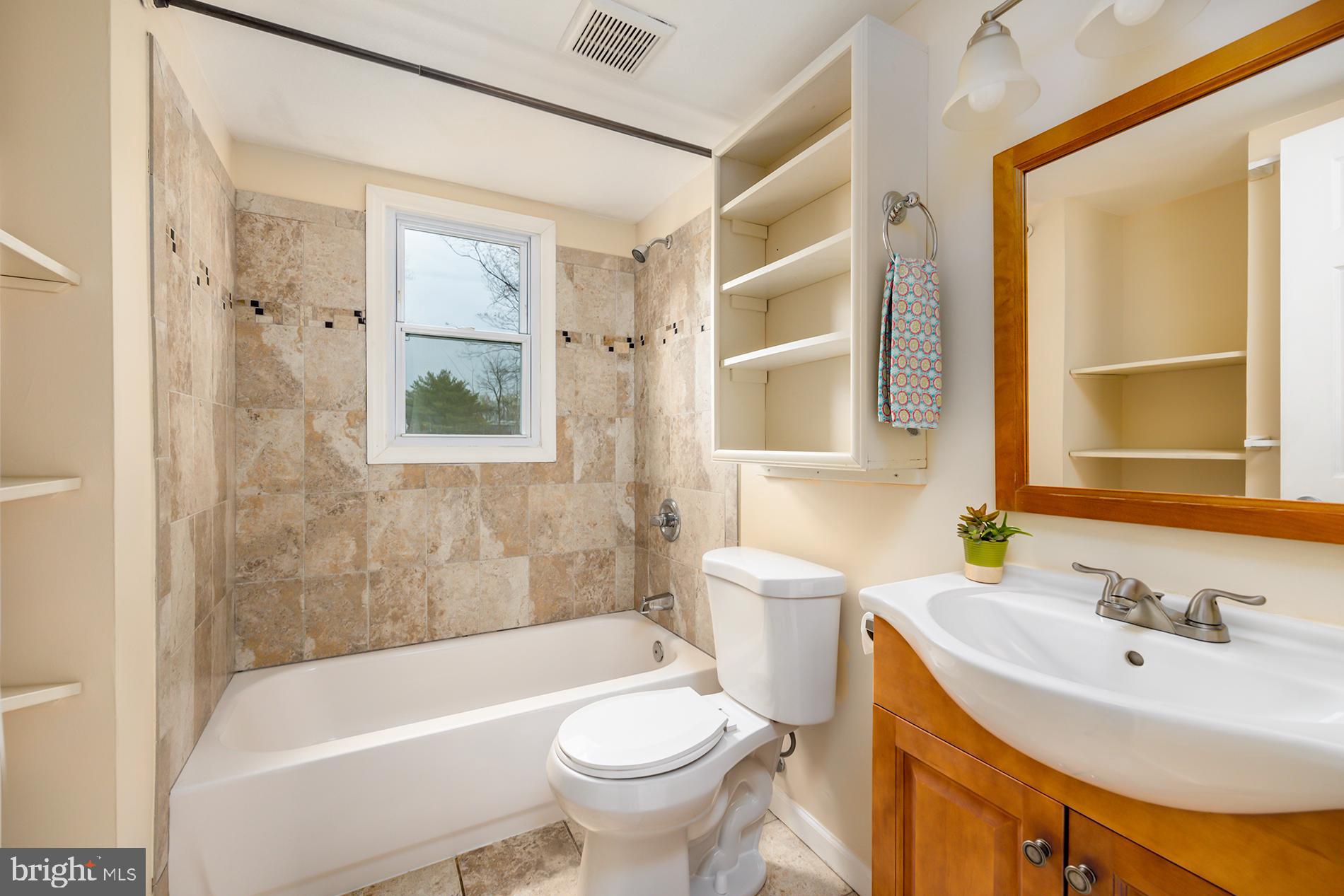 15211 Michigan Rd. Woodbridge, VA 22191 - Photo 16 of 38 Main level full bath
