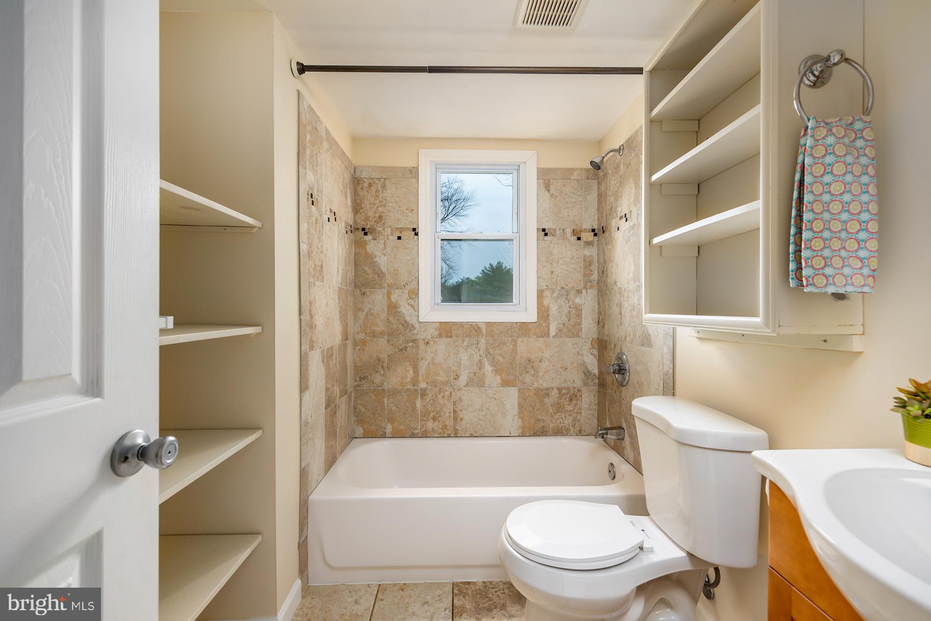 15211 Michigan Rd. Woodbridge, VA 22191 - Photo 17 of 38 Updated full bath with built in shelves