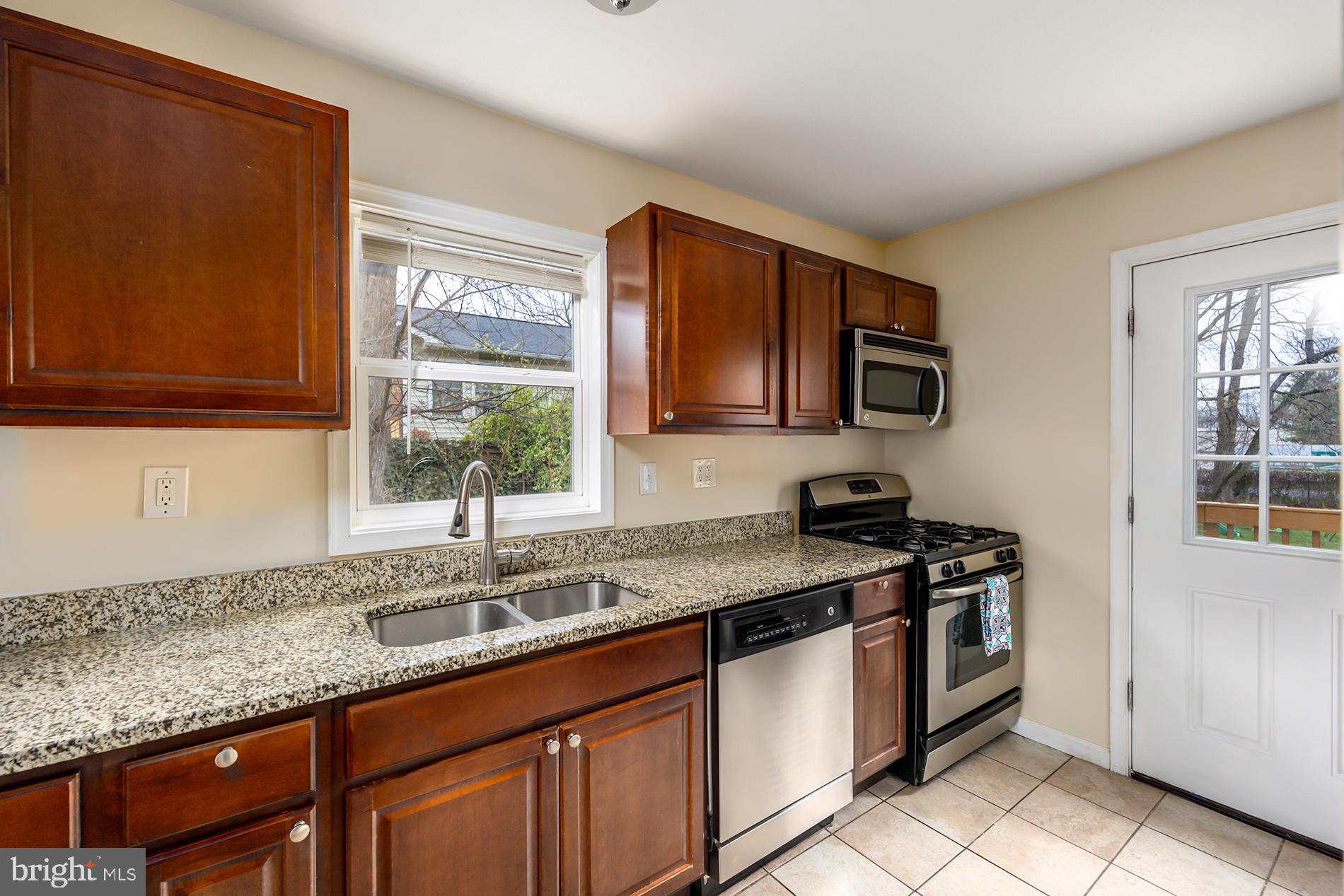 15211 Michigan Rd. Woodbridge, VA 22191 - Photo 8 of 38 Stainless Steel appliances