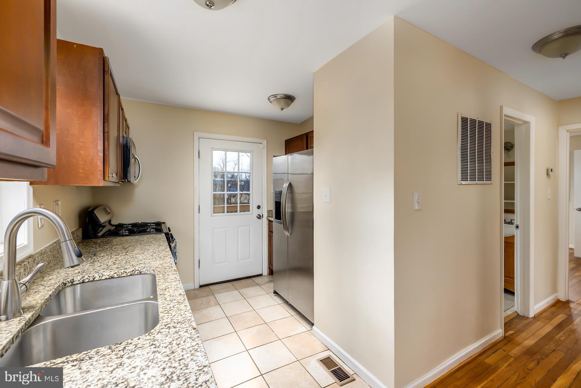 15211 Michigan Rd. Woodbridge, VA 22191 - Photo 9 of 38 Stainless steel appliances/tile floors