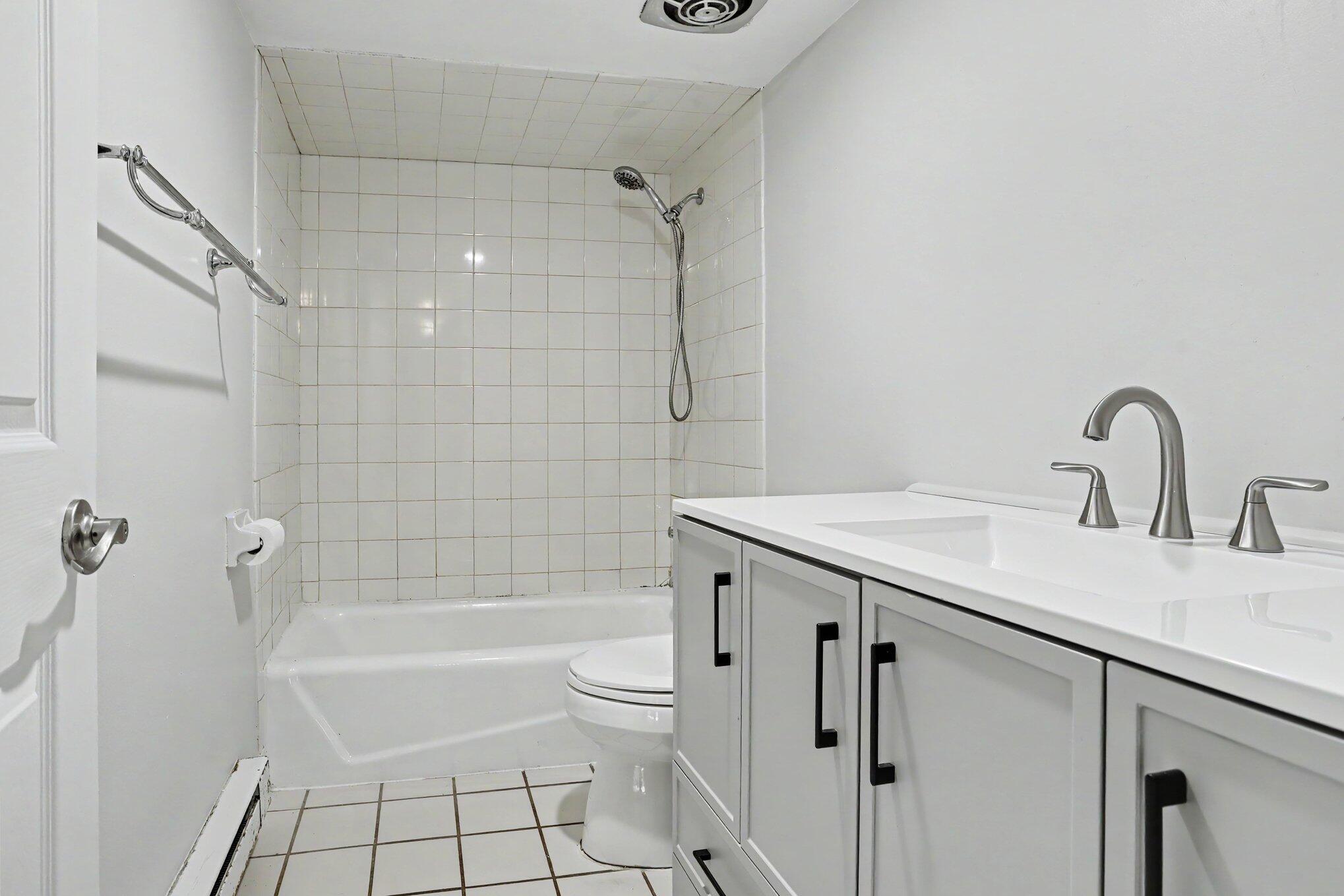 722 West Kilgore Road, Unit 102 Kalamazoo, MI 49008 - Photo 3 of 15 013_file_1535