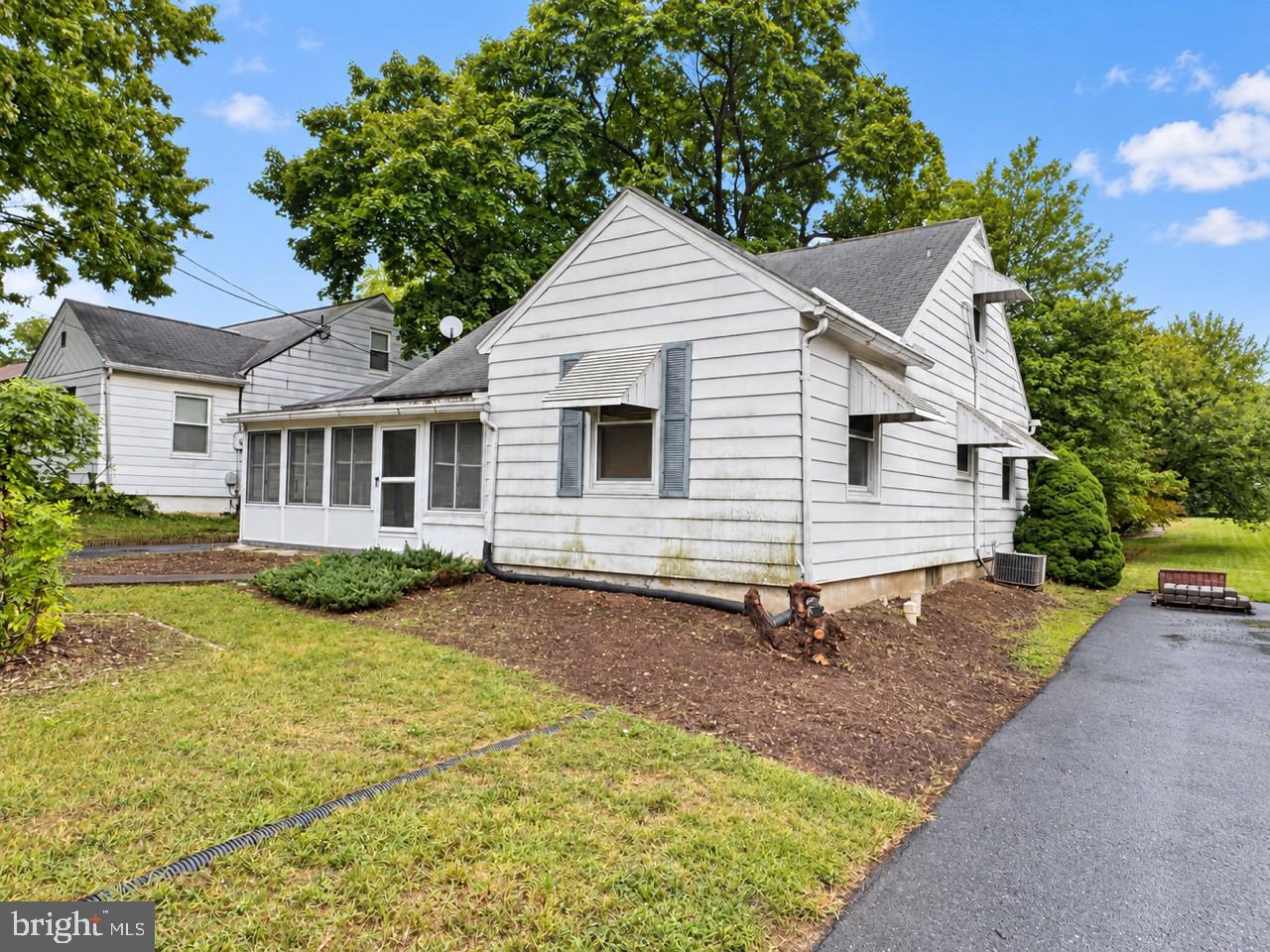 453 Middletown Road Hummelstown, PA 17036 - Photo 2 of 26 Front view - Vinyl Windows