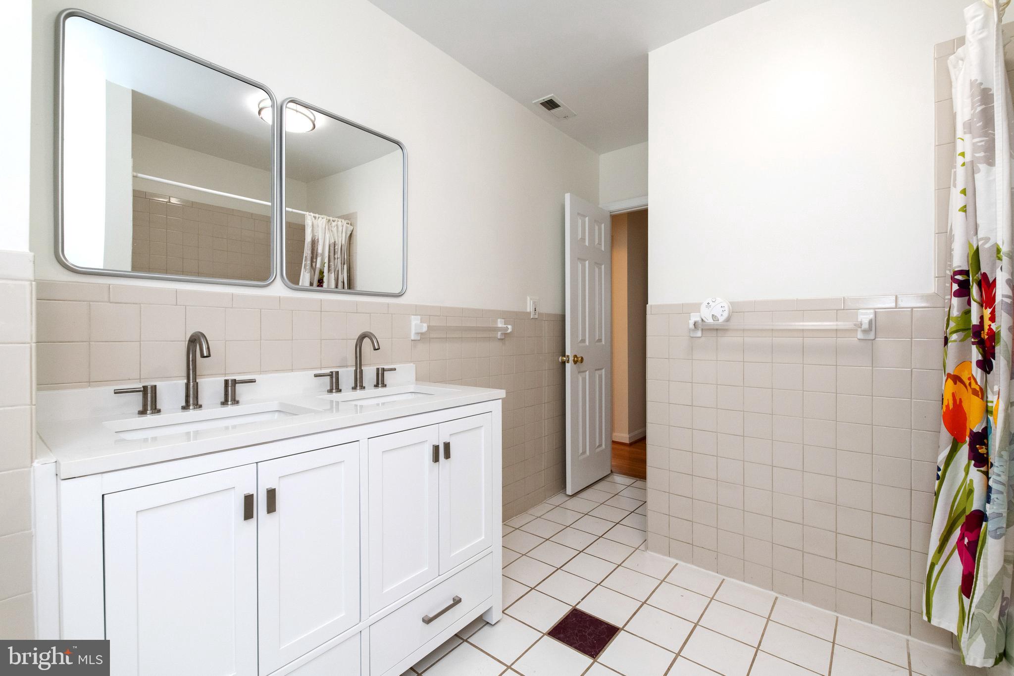 518 Anneslie Road Baltimore, MD 21212 - Photo 26 of 35 Double sinks in hall bath