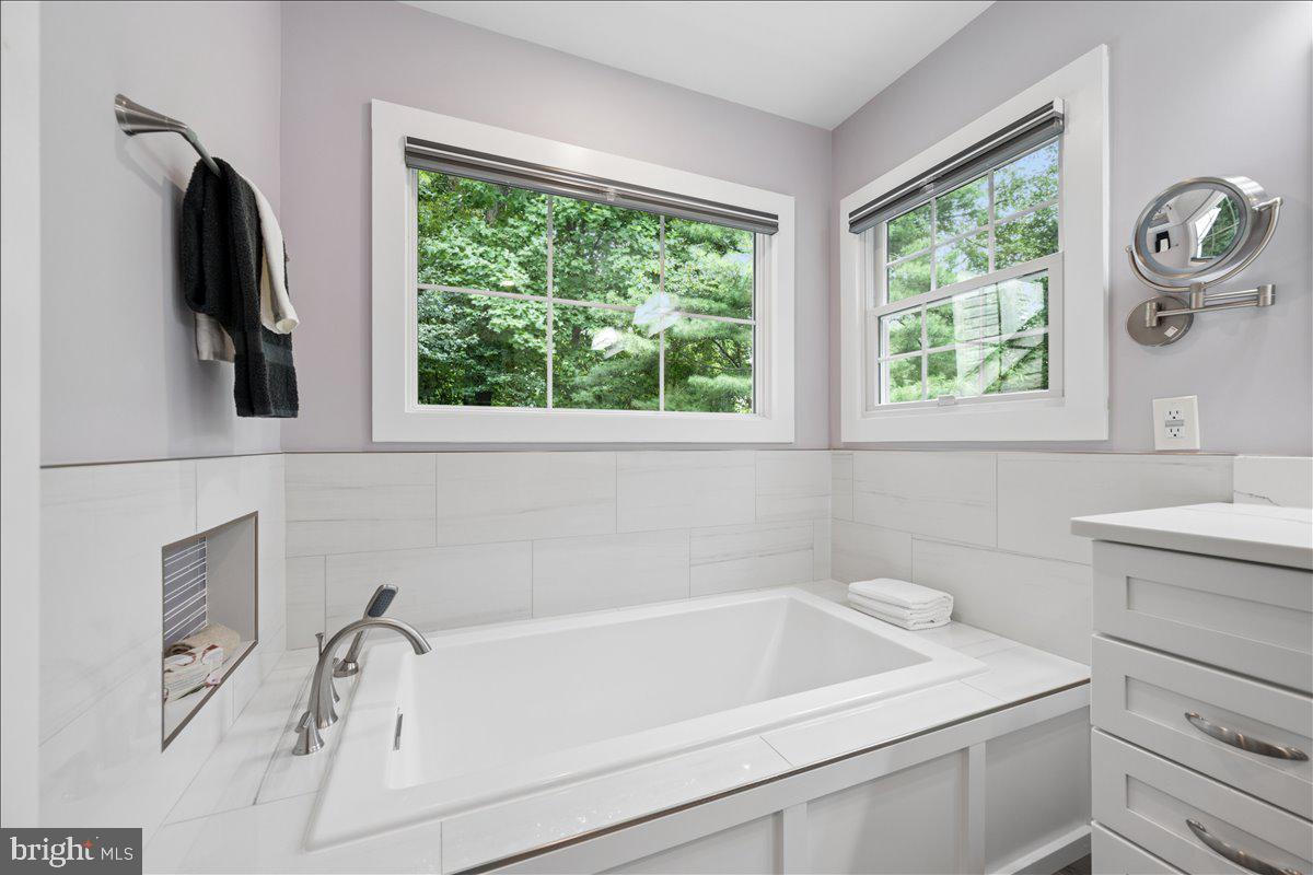 18710 Severn Road Gaithersburg, MD 20879 - Photo 65 of 89 Soaker tub.