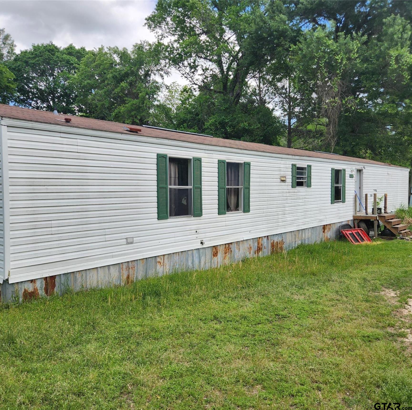 a view of a house with a backyard