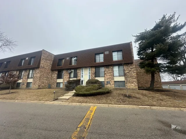 $219,000 | 202 South Waters Edge Drive, Unit 102, Glendale Heights, IL 60139