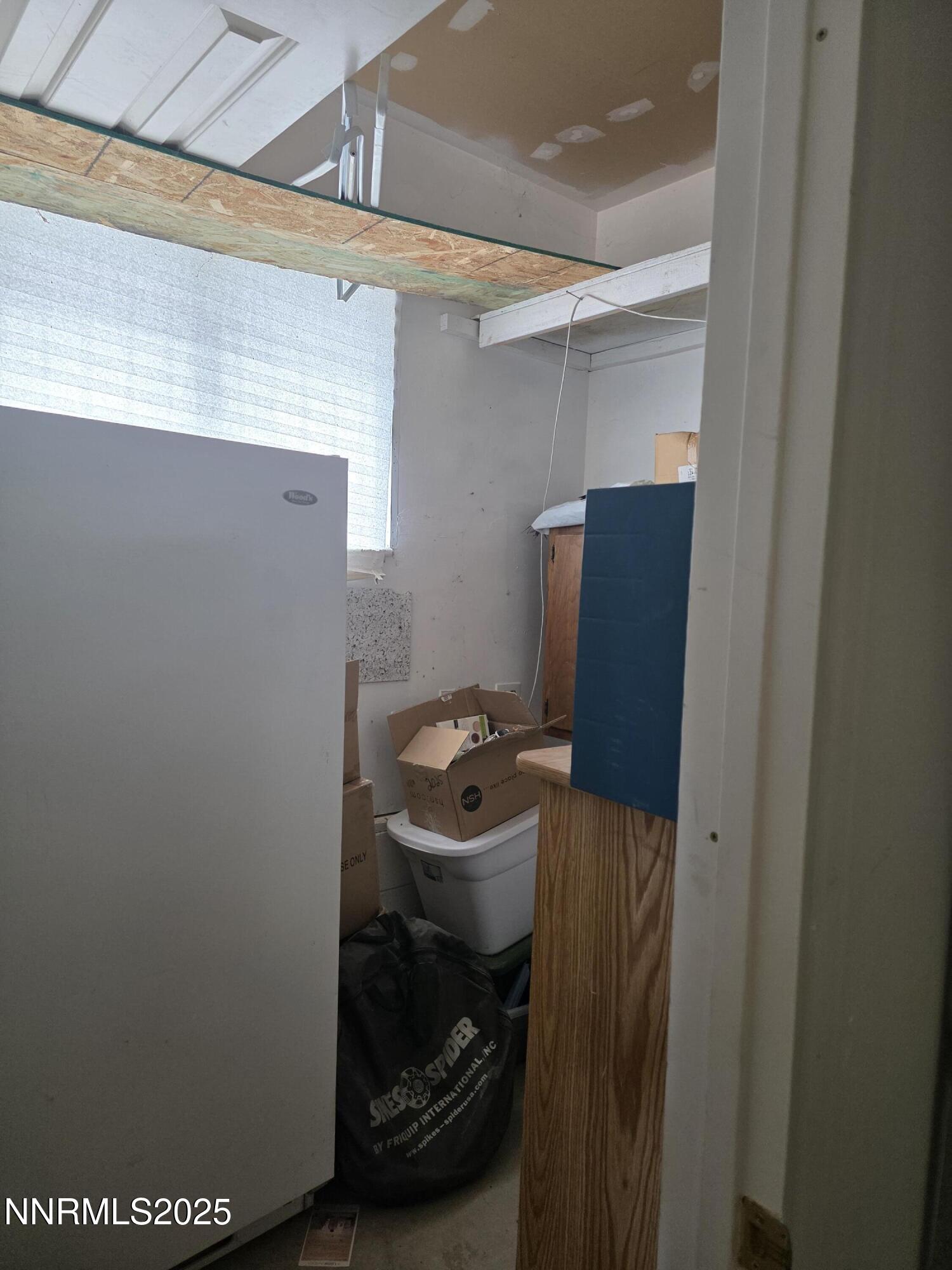 215 Cedar Street Hawthorne, NV 89415 - Photo 10 of 19 a utility room with dryer and washer