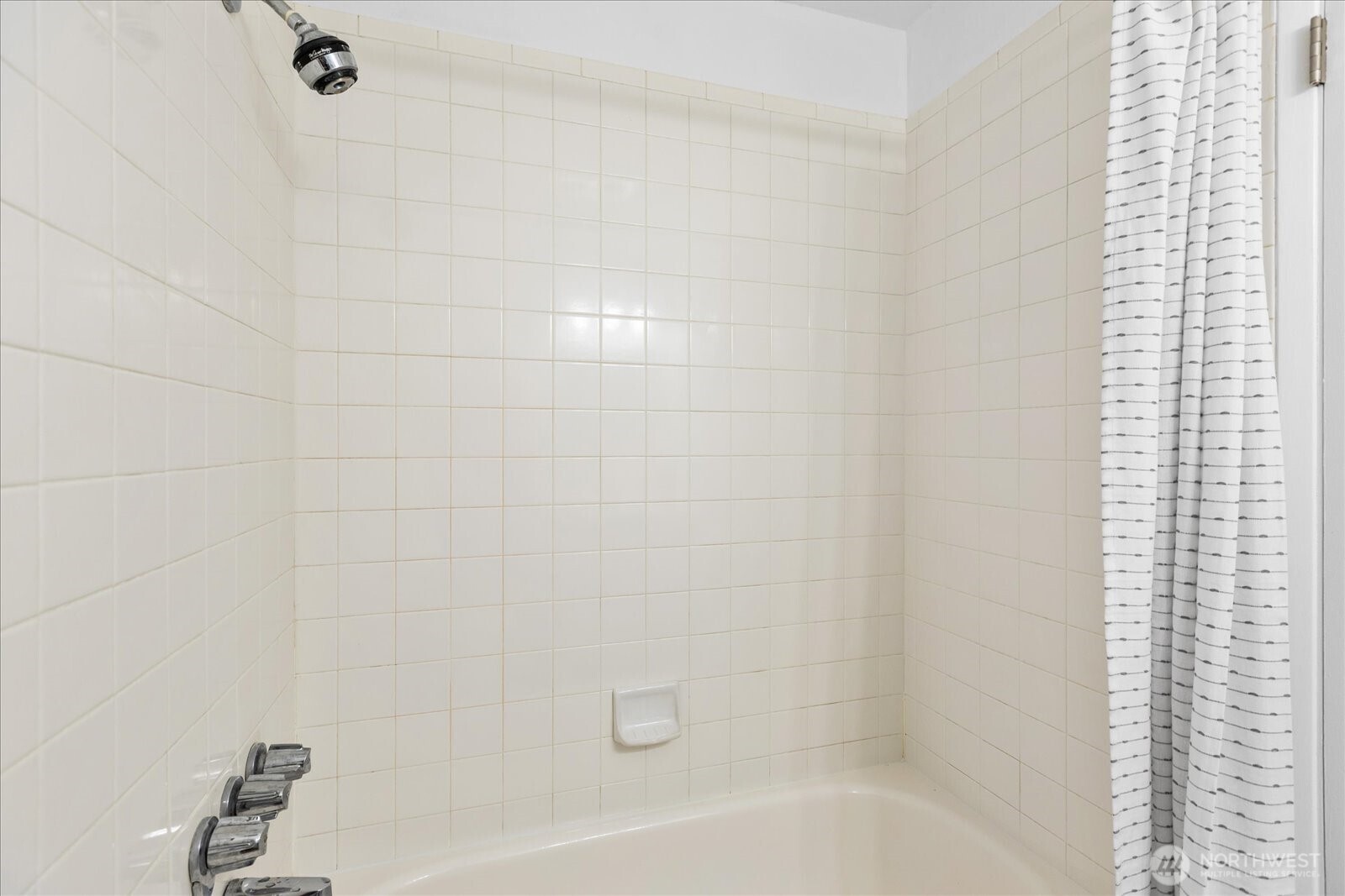 410 214th Street Southwest, Unit B Bothell, WA 98021 - Photo 23 of 37 a bathroom with a bathtub
