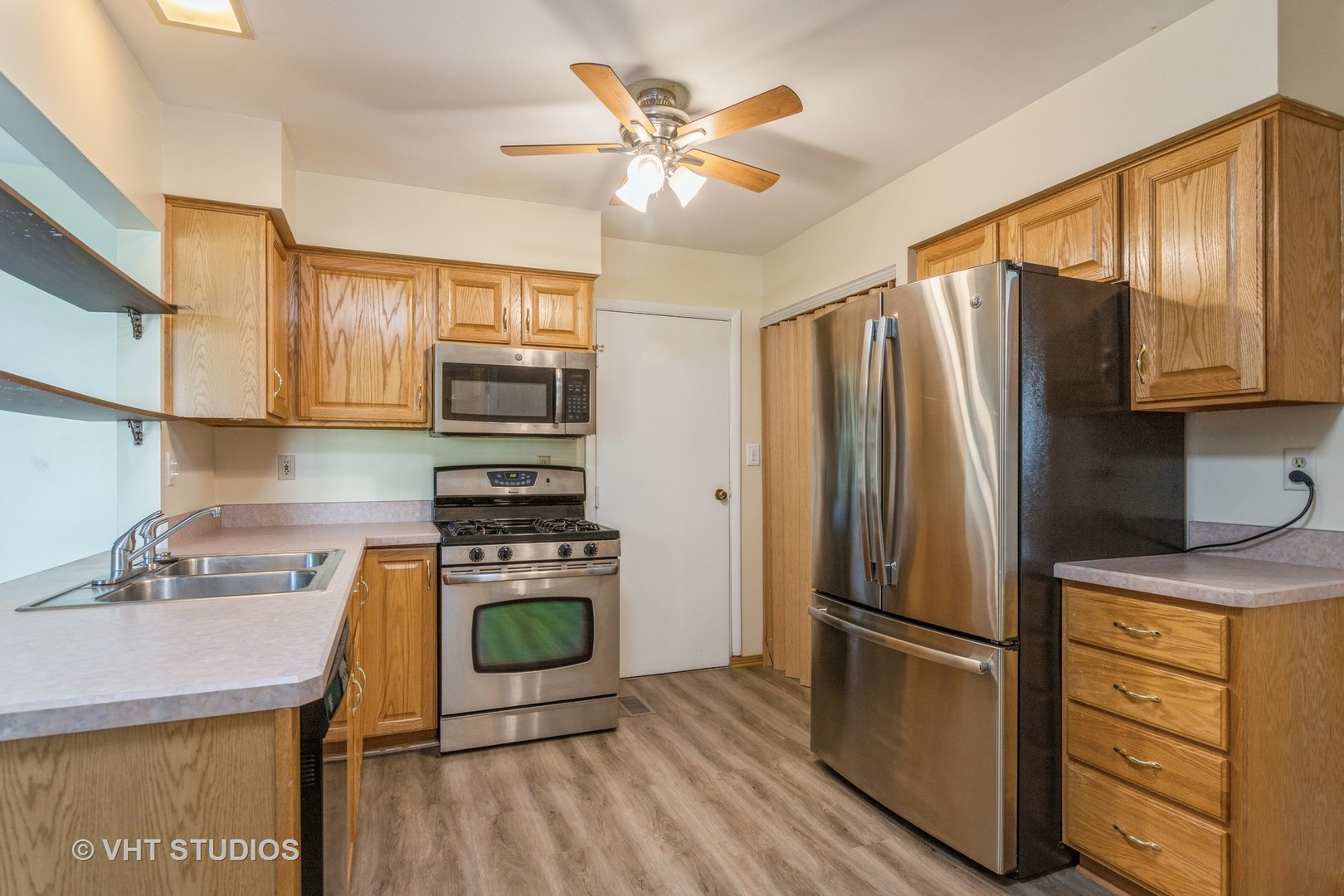 148 Springleaf Drive Bolingbrook, IL 60440 - Photo 6 of 24 a kitchen with a refrigerator sink and stove