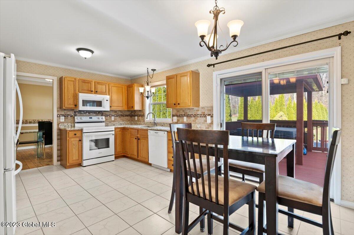 1885 Hexam Road Niskayuna, NY 12309 - Photo 8 of 39 12-FJD_1142