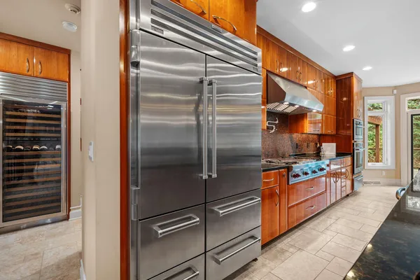 $1,250,000 | 2101 Hunters Ridge Court, Manitowoc, WI 54220