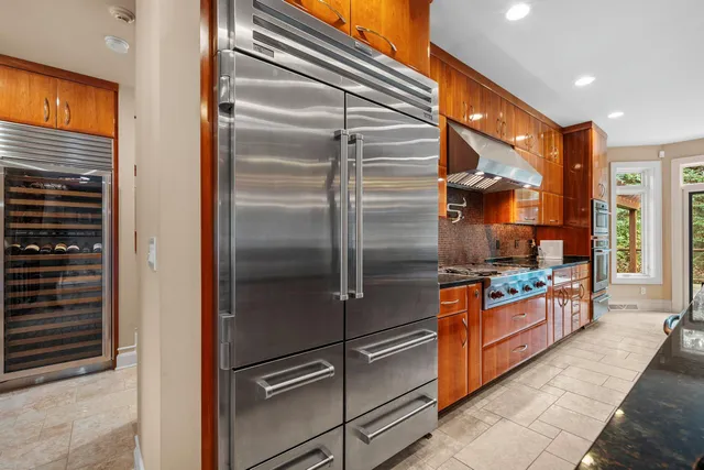 $1,250,000 | 2101 Hunters Ridge Court, Manitowoc, WI 54220