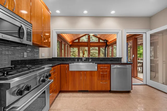 $1,250,000 | 2101 Hunters Ridge Court, Manitowoc, WI 54220