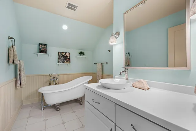 $1,250,000 | 2101 Hunters Ridge Court, Manitowoc, WI 54220