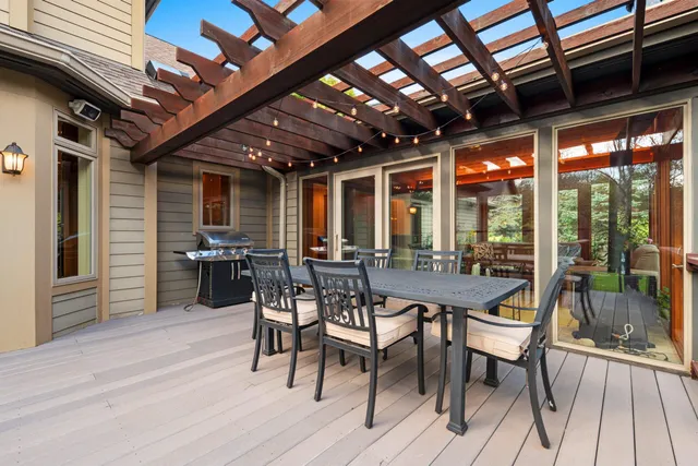 $1,250,000 | 2101 Hunters Ridge Court, Manitowoc, WI 54220