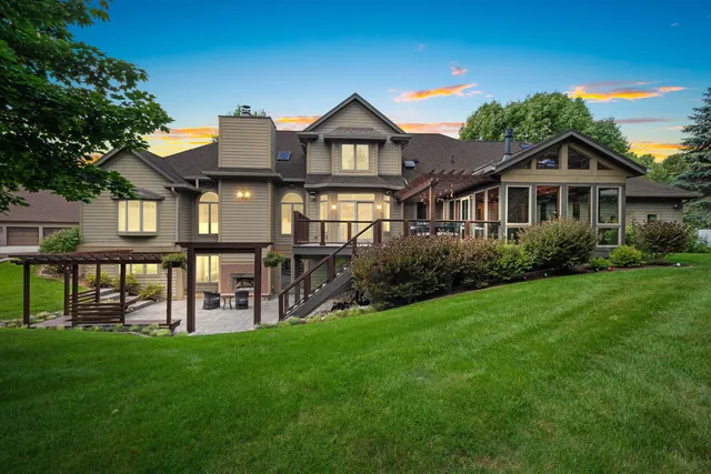 $1,250,000 | 2101 Hunters Ridge Court, Manitowoc, WI 54220