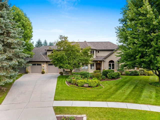 $1,250,000 | 2101 Hunters Ridge Court, Manitowoc, WI 54220