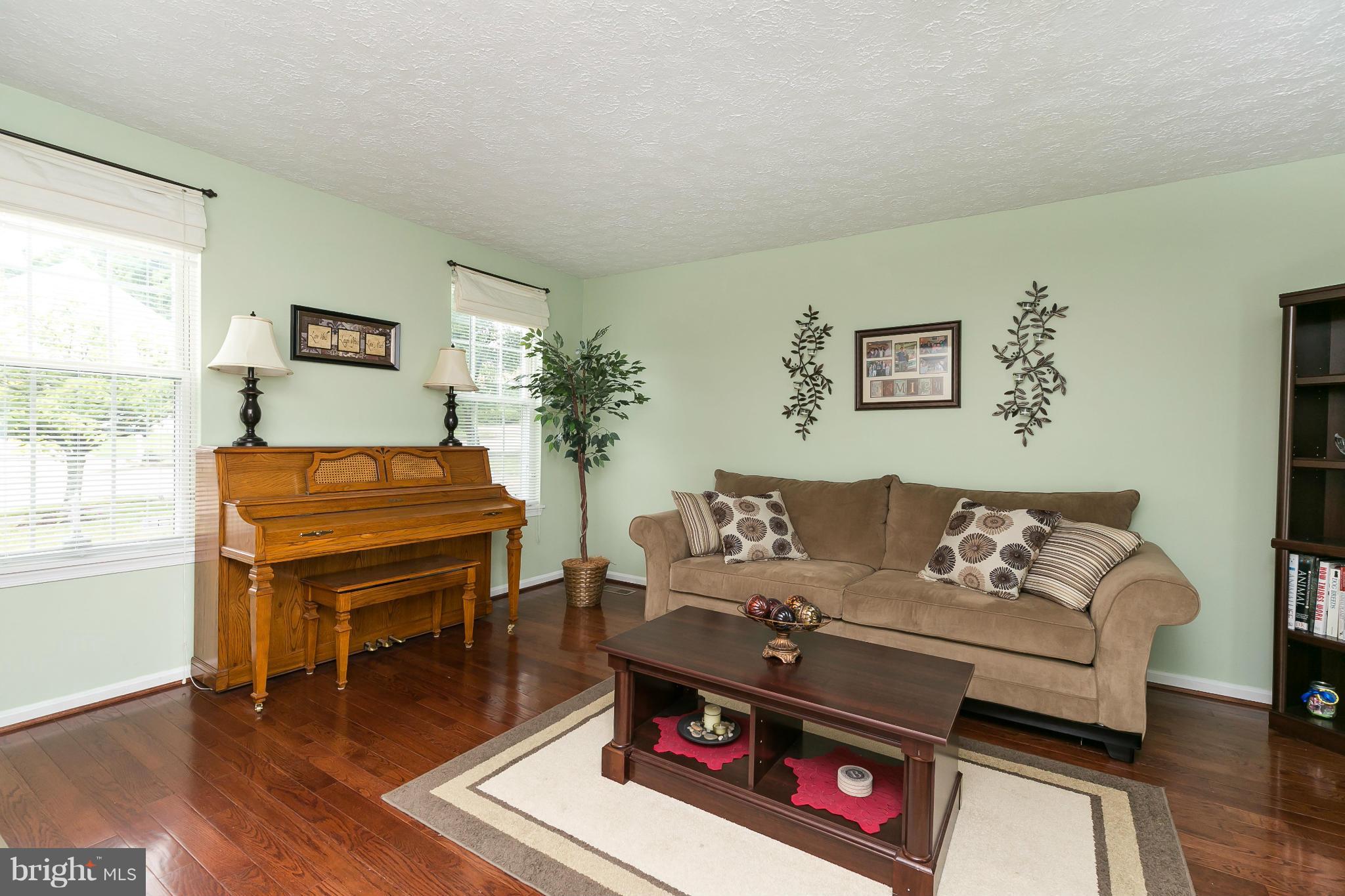 9105 Naygall Road Baltimore, MD 21234 - Photo 8 of 26 Living Room