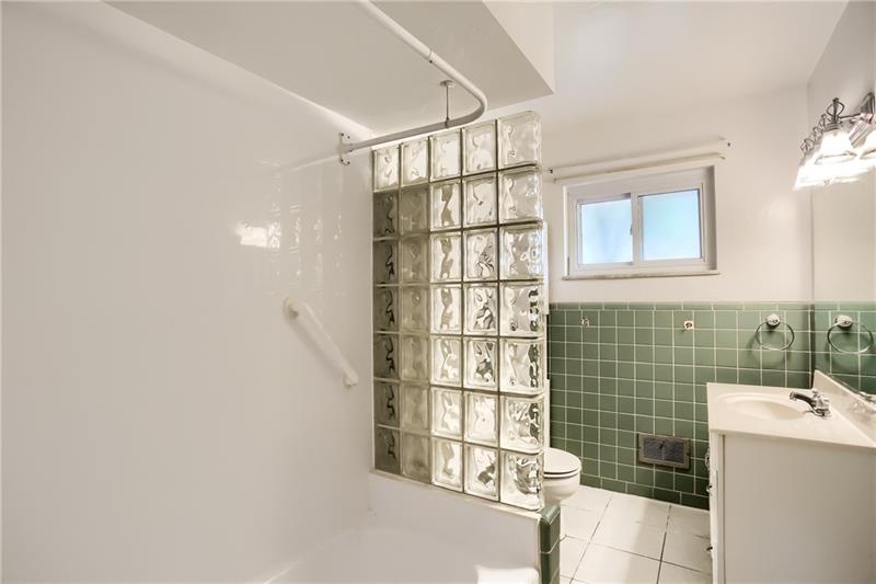 9558 Meadow Road Allison Park, PA 15101 - Photo 17 of 22 Full Bathroom