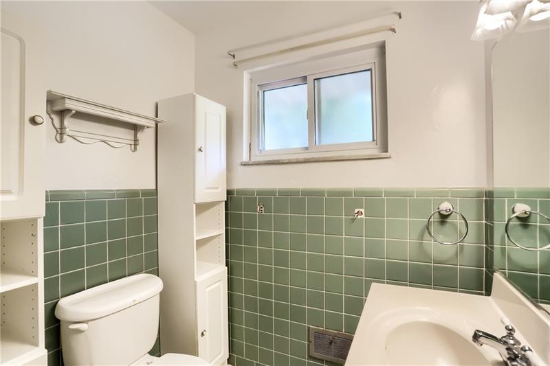 9558 Meadow Road Allison Park, PA 15101 - Photo 18 of 22 Full Bathroom view 2