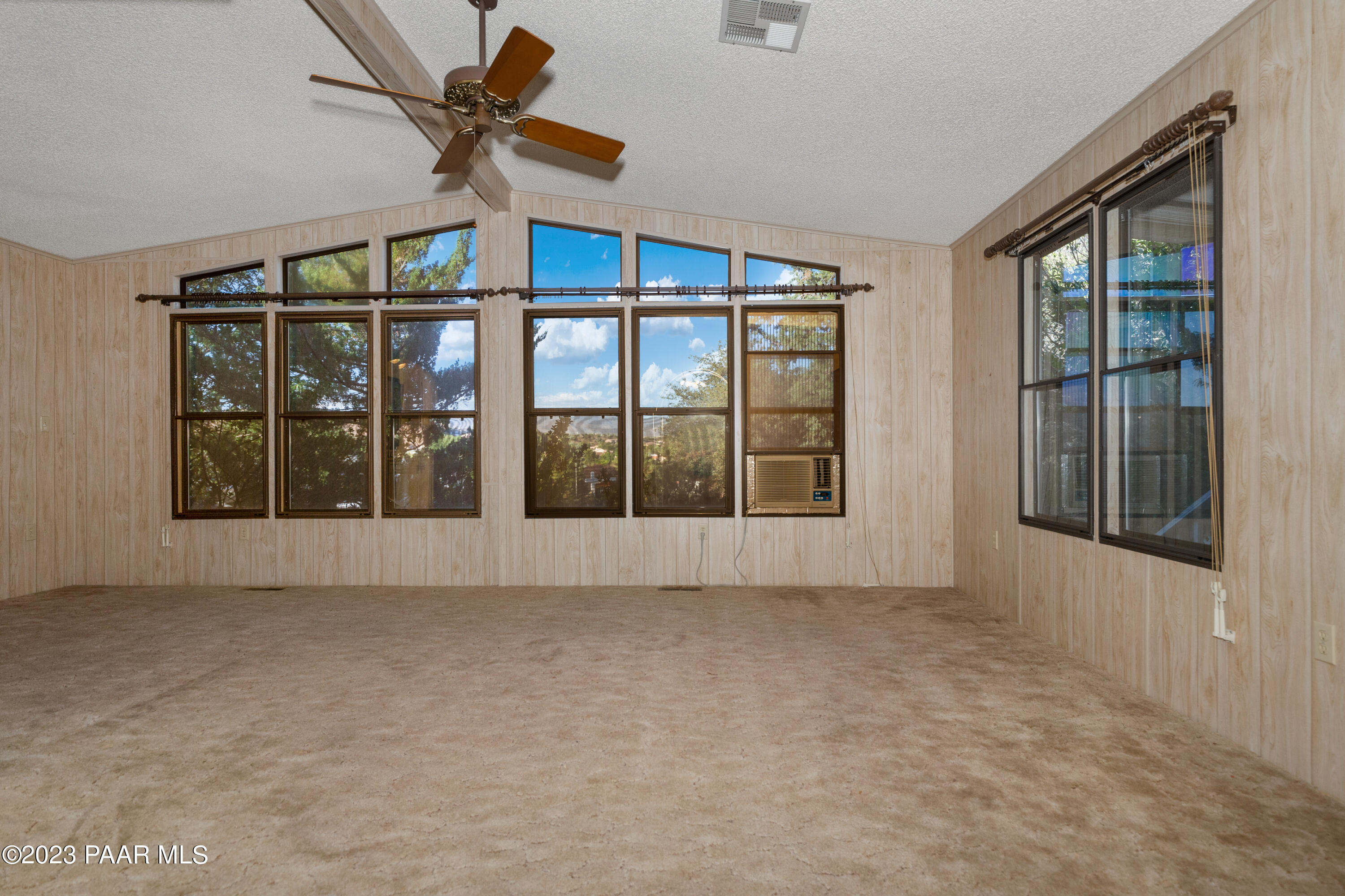 10311 Brahma Road Dewey, AZ 86327 - Photo 4 of 21 Living Room