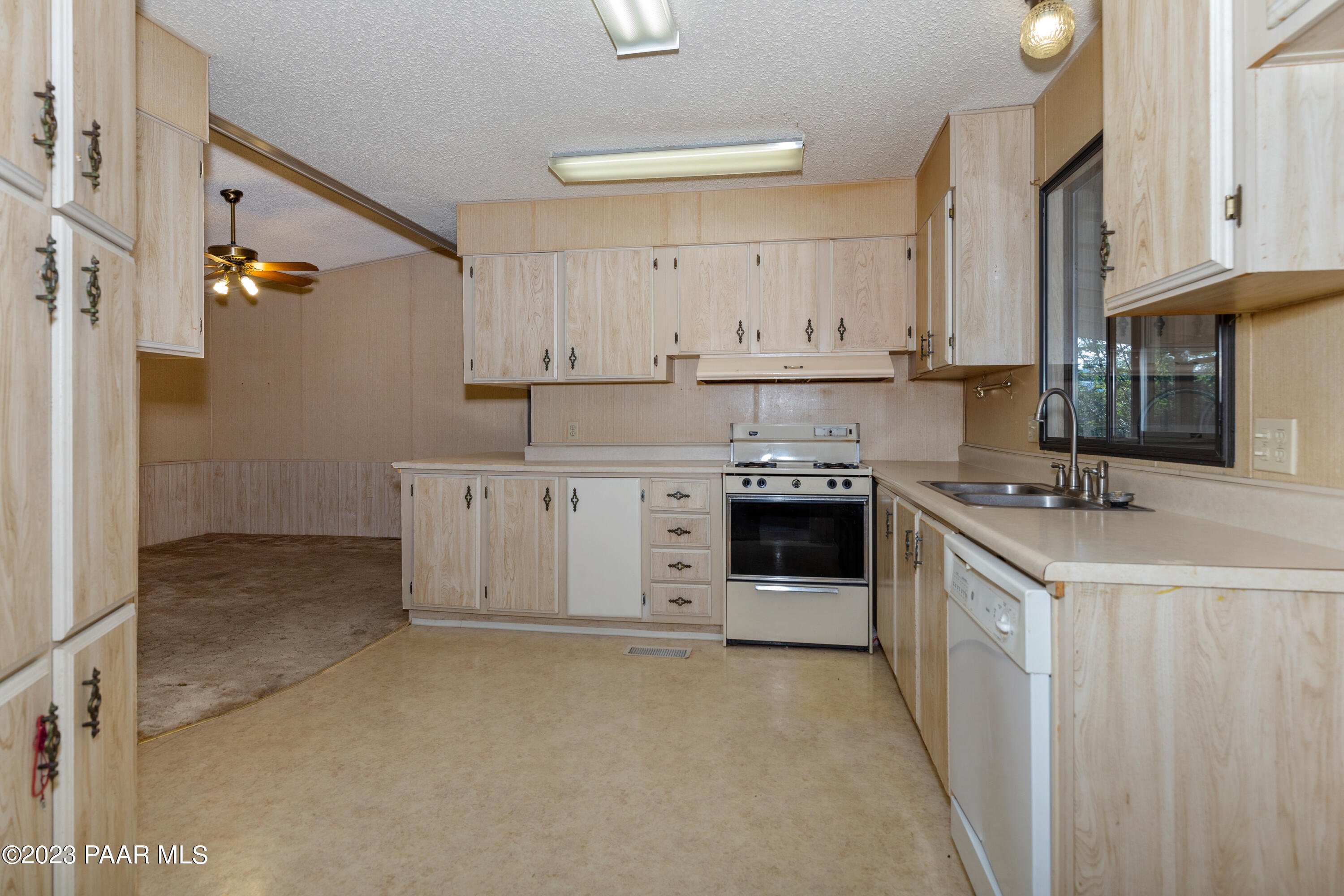 10311 Brahma Road Dewey, AZ 86327 - Photo 5 of 21 Kitchen
