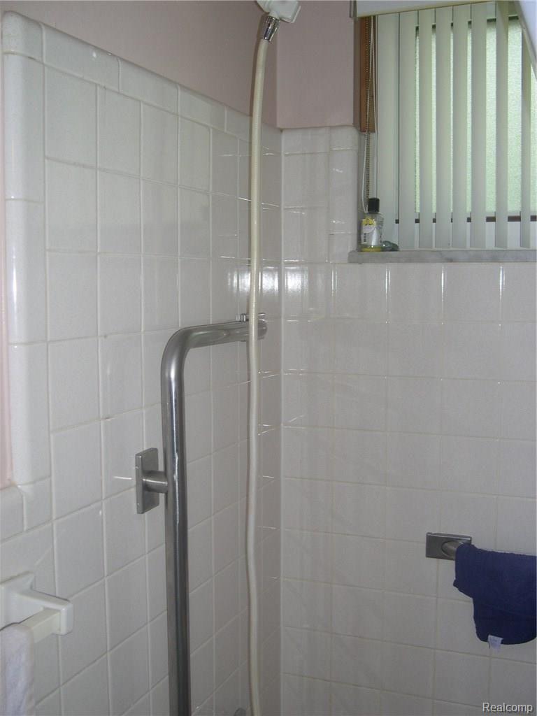 3726 Fox Street Inkster, MI 48141 - Photo 8 of 19 CERAMIC TILE