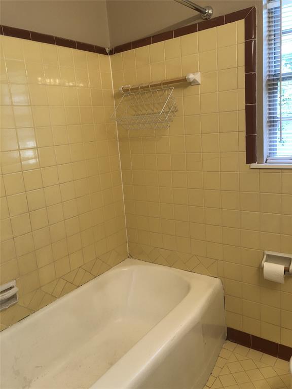 2722 Bolch Street Shreveport, LA 71104 - Photo 10 of 13 a bathroom with a bathtub