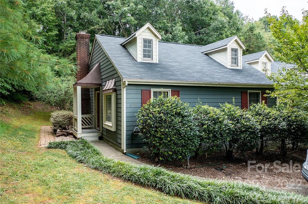 6199 Timberlane Terrace Hickory, NC 28601 - Photo 2 of 20 a front view of a house with garden