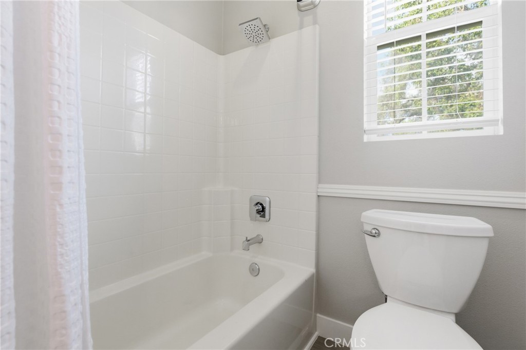 76 Kyle Court Ladera Ranch, CA 92694 - Photo 29 of 60 a bathroom with a toilet a sink and a bathtub