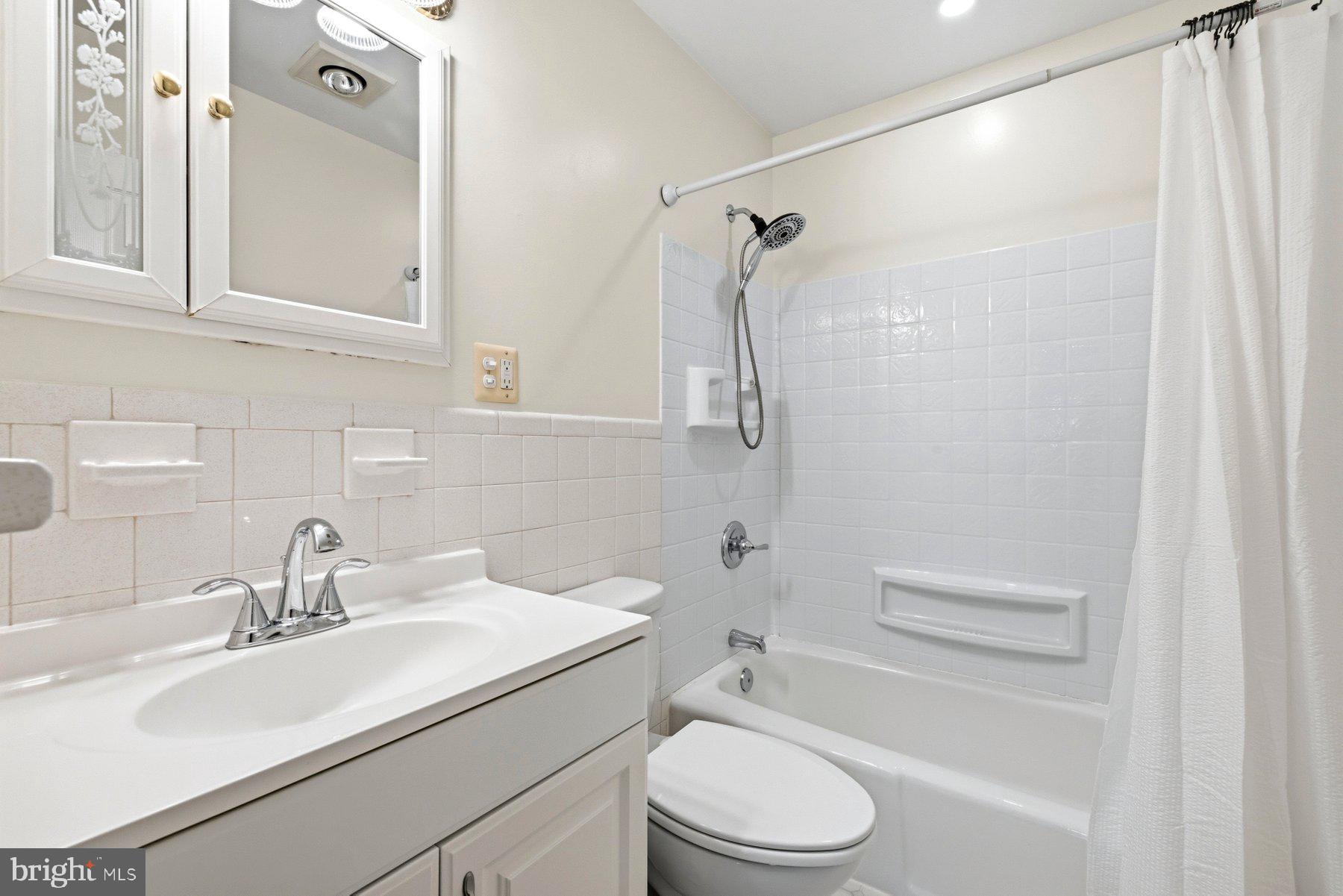 723 Braeside Road Baltimore, MD 21229 - Photo 32 of 46 Hall Bath