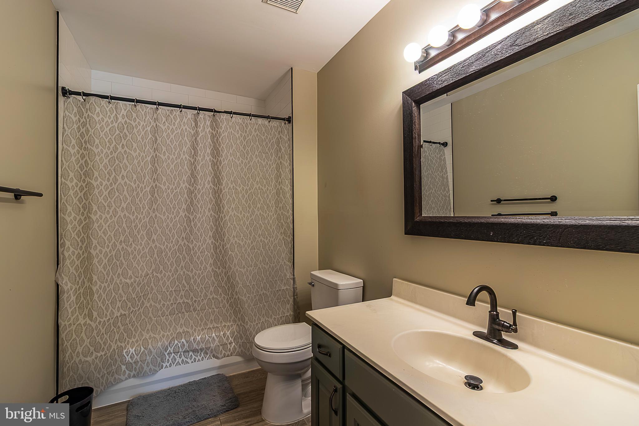 15521 Wheatfield Road Woodbridge, VA 22193 - Photo 29 of 39 Top level hall full bath