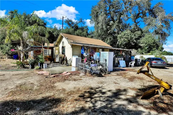 a view of a pathway of a yard