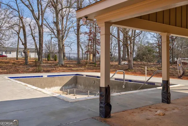 a view of a backyard